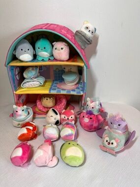 Squishville Squishmallows Fifi's Cottage Townhouse, airplanes & characters (2”)
